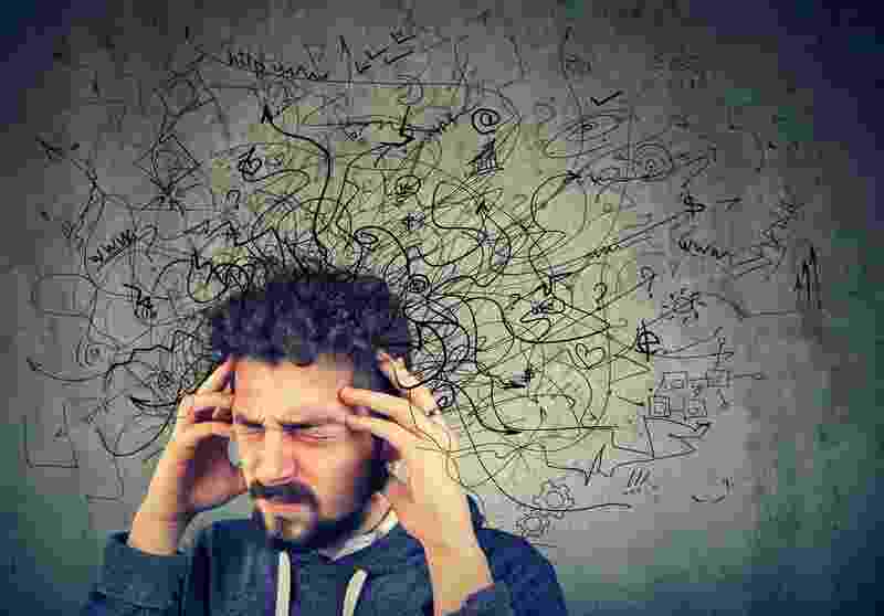 وسواس فکری چیست؟ تصویر مردی با افکار مزاحم و تکرارشونده